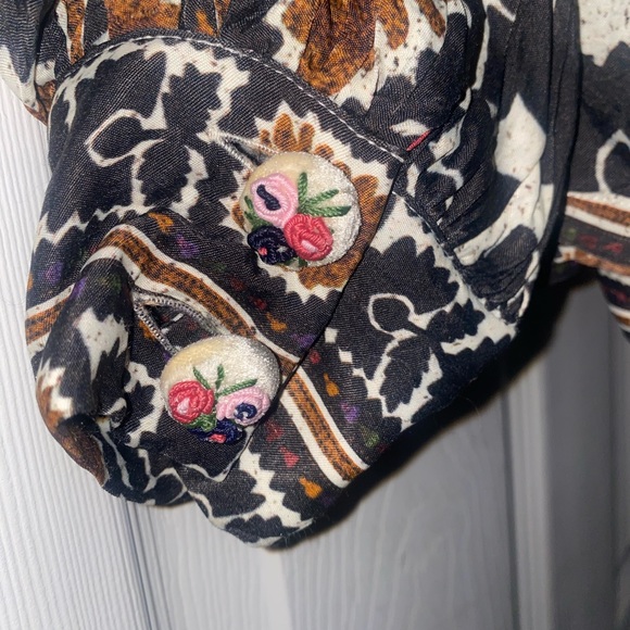 FARM Rio Beautiful Flower Tapestry Balloon Sleeve Blouse - Picture 4 of 6